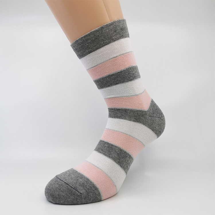 črtasta-roza-bombažna-nogavica Črtasta roza bombažna nogavica